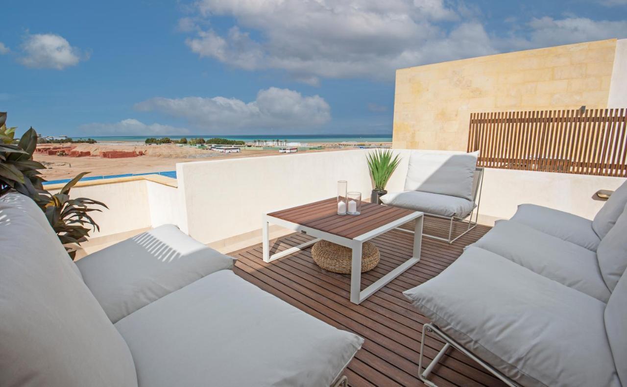 A Stunning Seaview Penthouse; 3bedrooms + Nanny דירה *