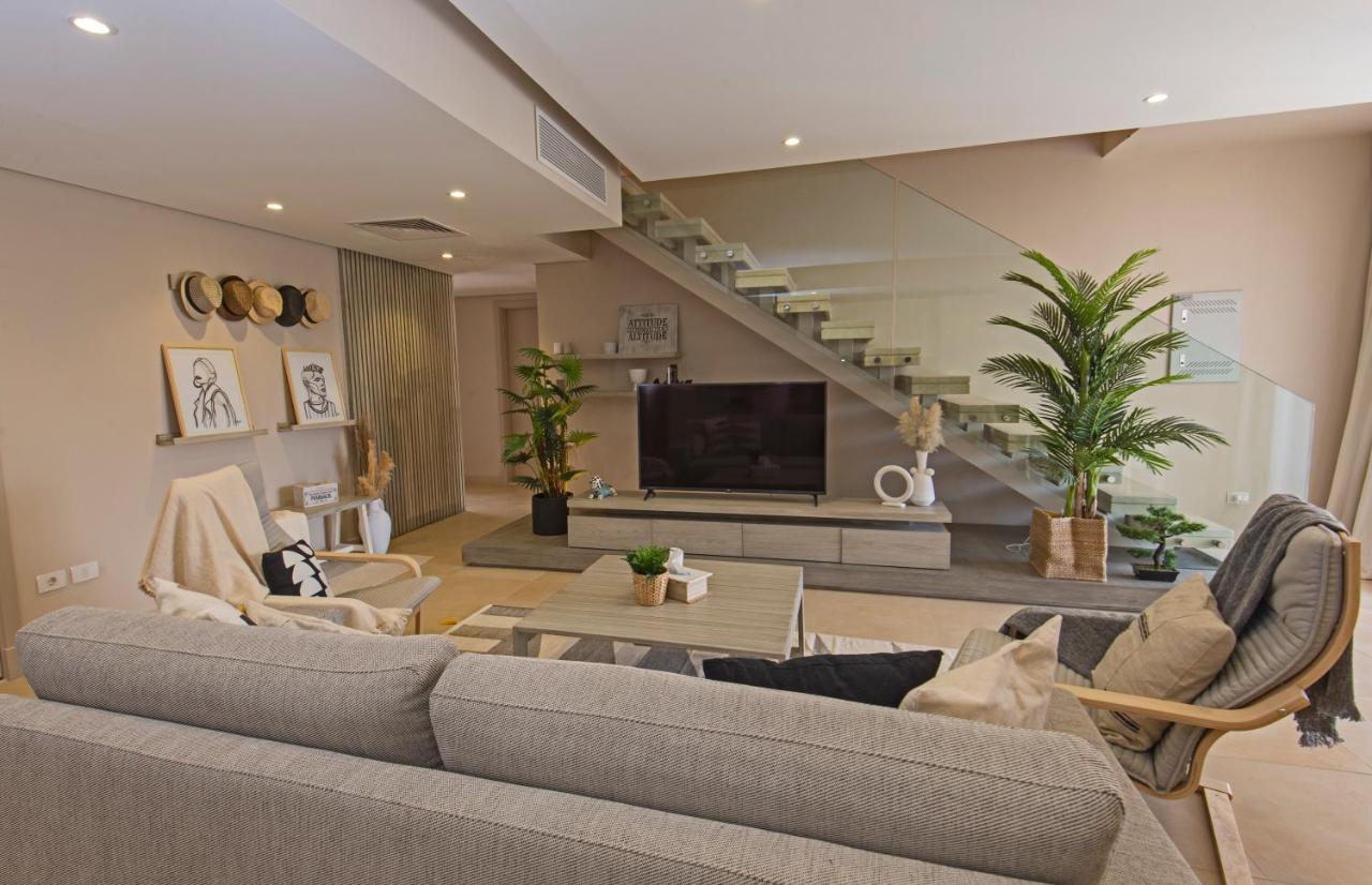 A Stunning Seaview Penthouse; 3bedrooms + Nanny דירה *